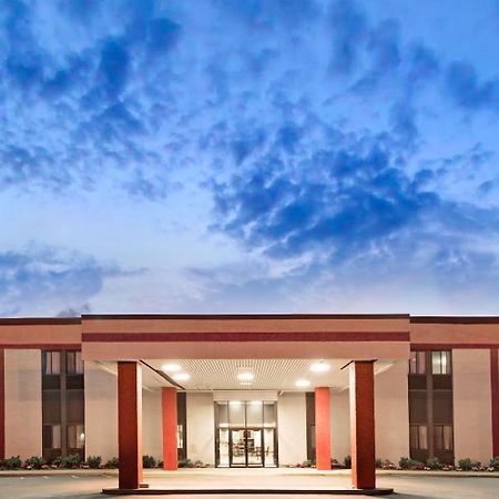 Super 8 By Wyndham Brockton Hotel Exterior foto