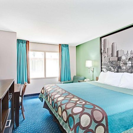 Super 8 By Wyndham Brockton Hotel Exterior foto