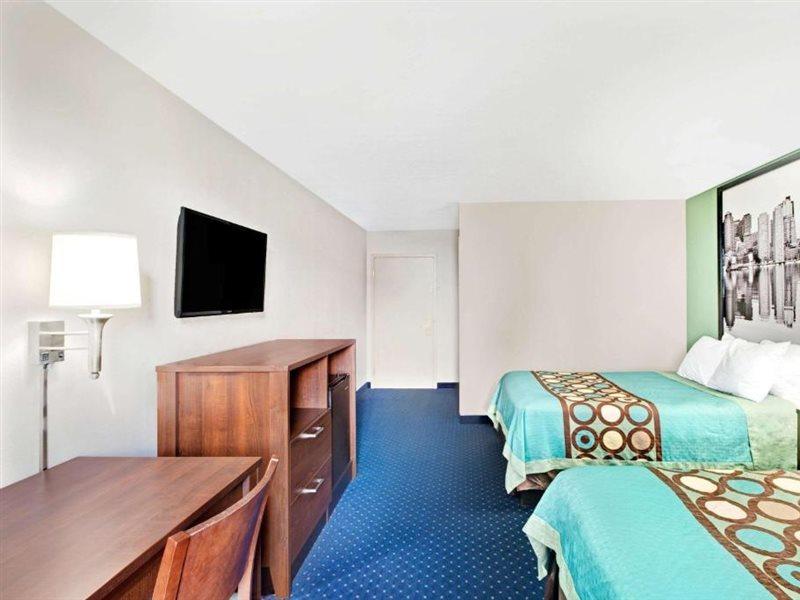 Super 8 By Wyndham Brockton Hotel Exterior foto