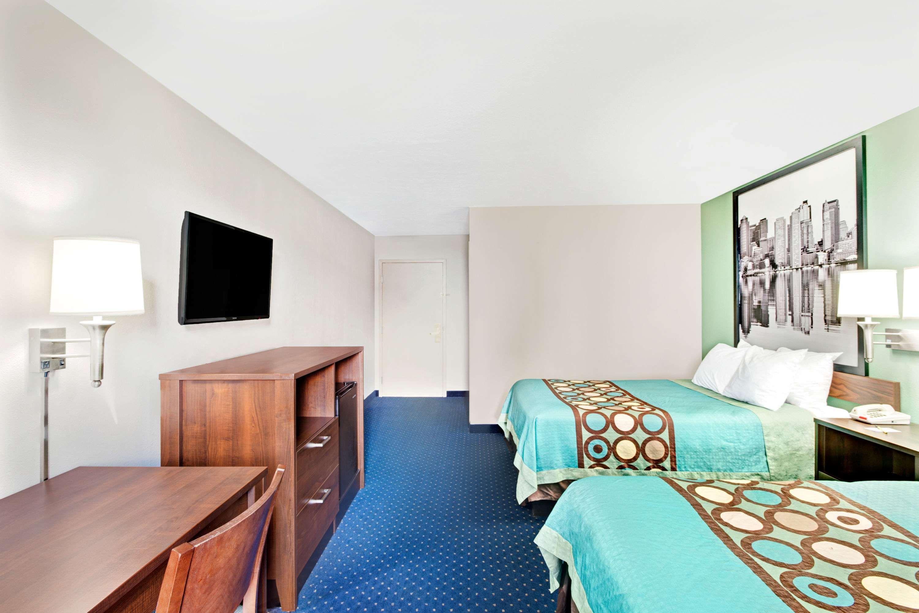 Super 8 By Wyndham Brockton Hotel Exterior foto