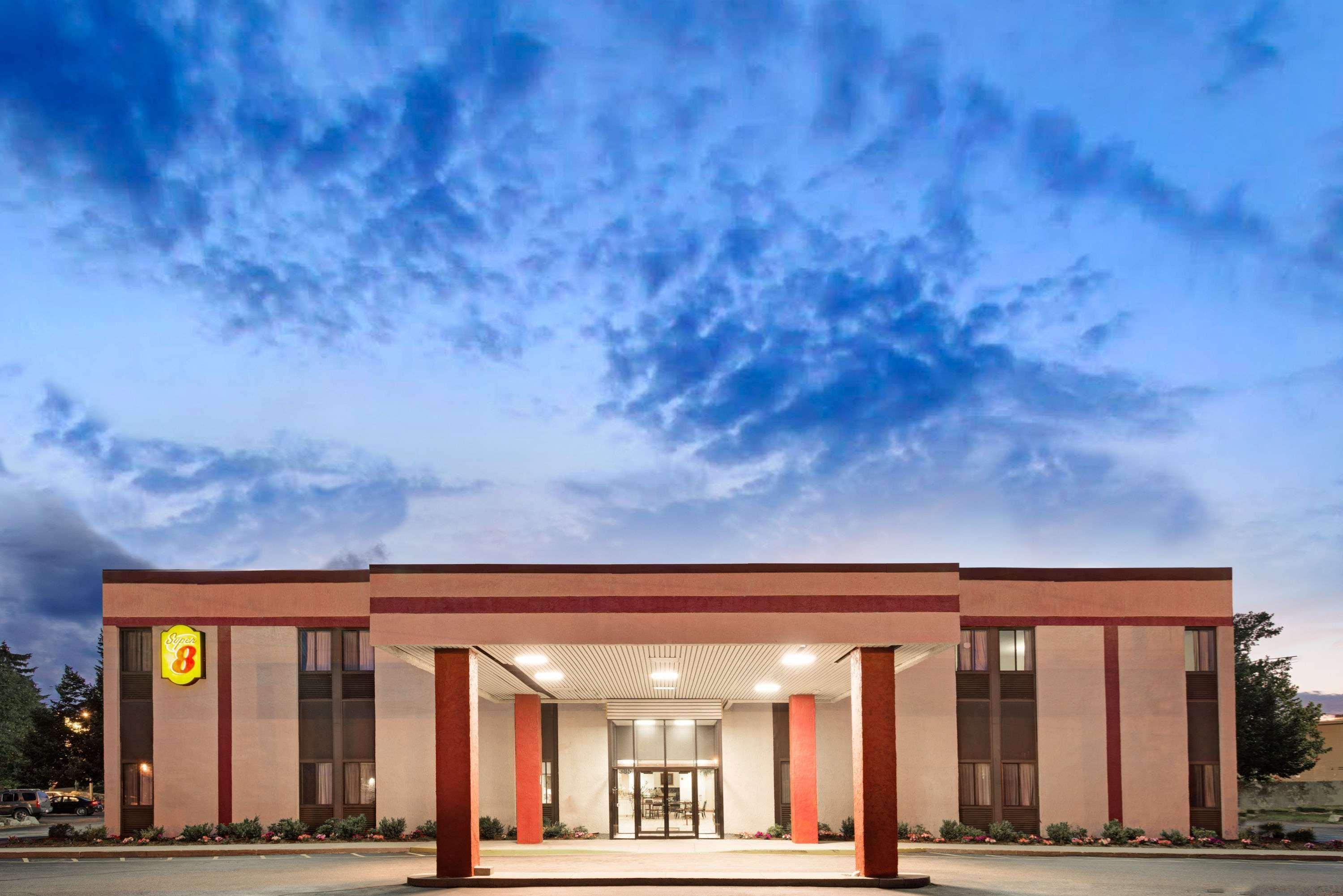 Super 8 By Wyndham Brockton Hotel Exterior foto